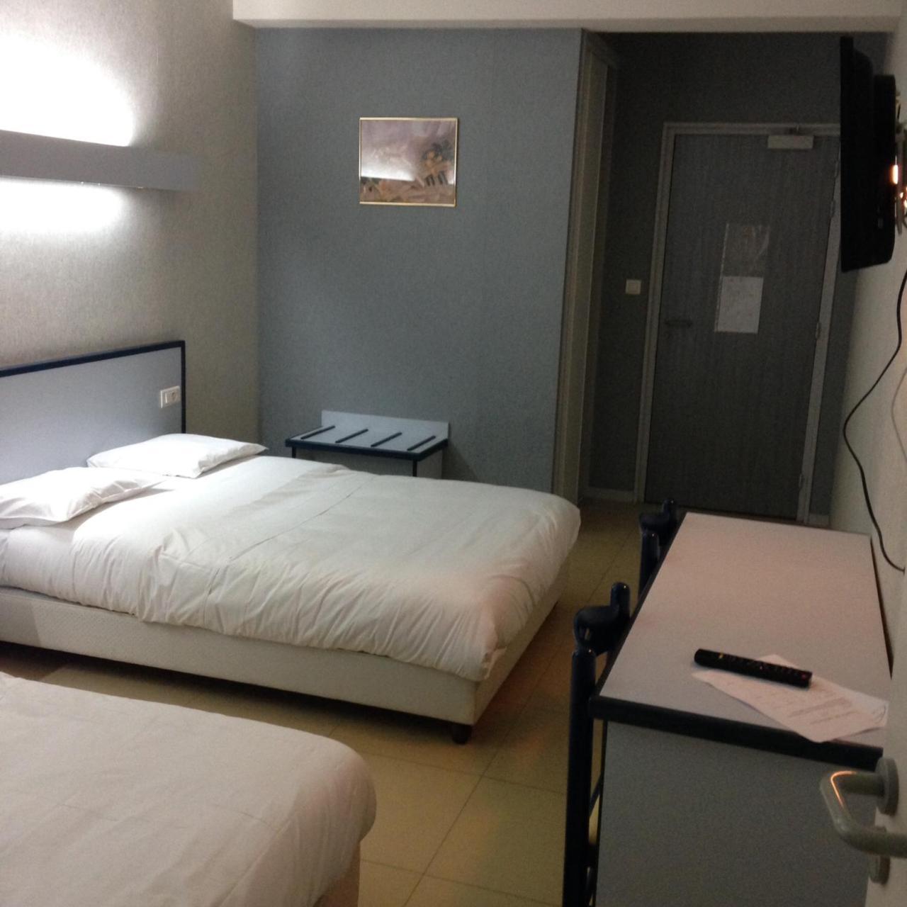 Hotel Du Jura ลูอองส์ ภายนอก รูปภาพ